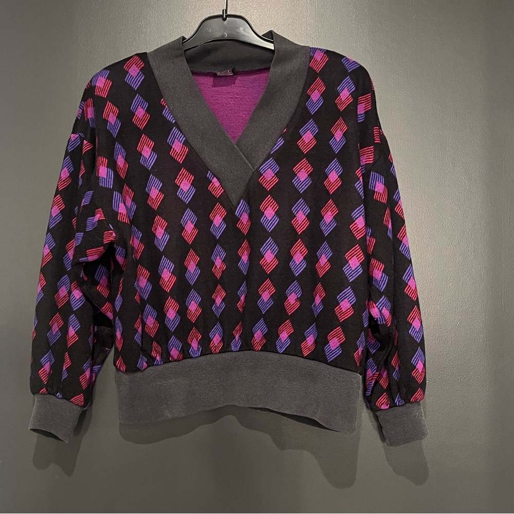 Vintage Geometric Patterned V-Neck Sweatshirt Purple Pink and Black Design 80s